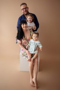 Astrid și familia în studio la poze