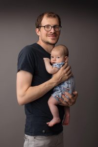 Hugo si tati la poze in studio
